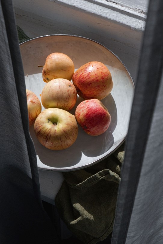 A plate of apples on a table to increase progesterone with food